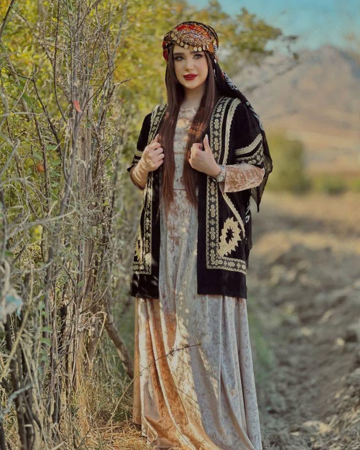 Luri Costume